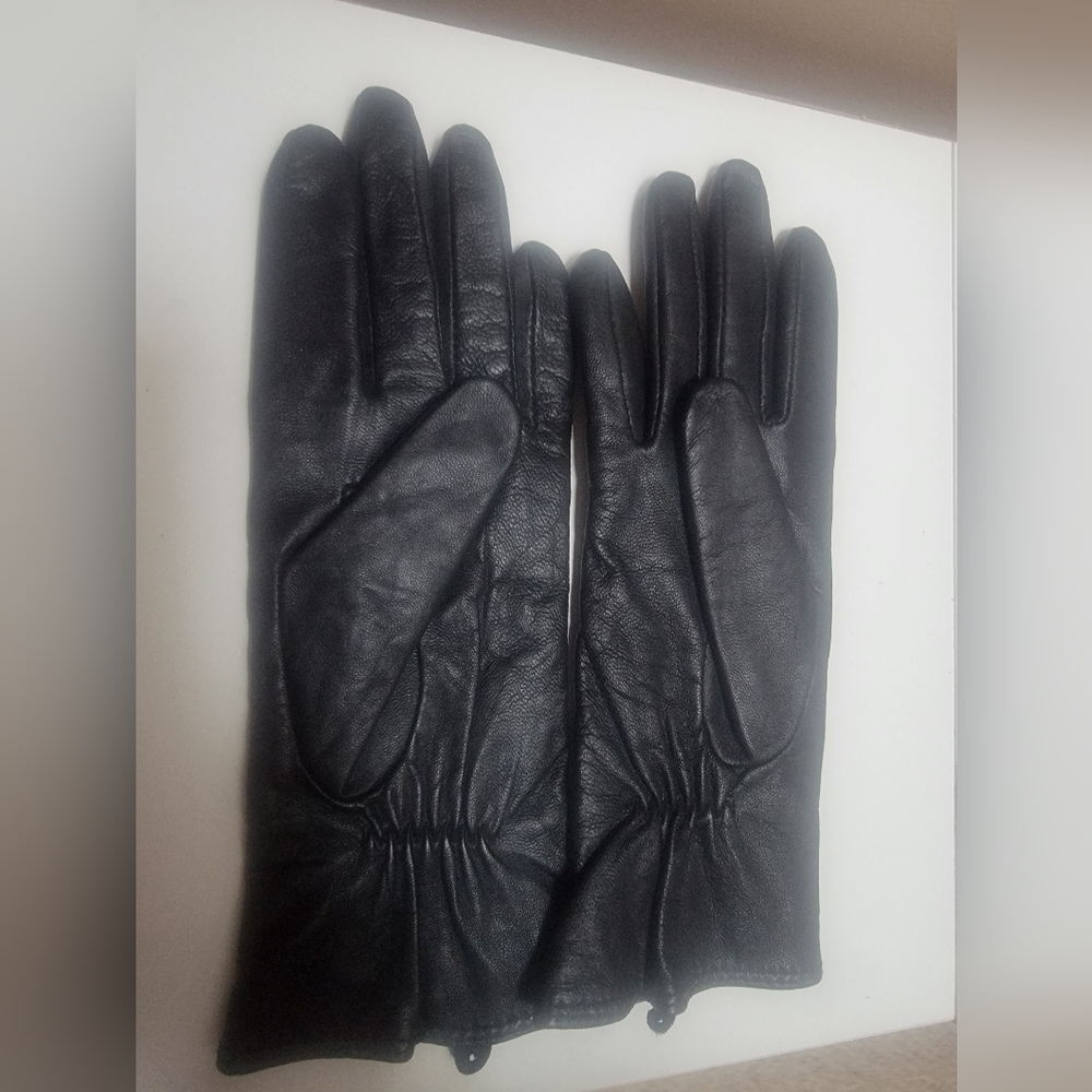 Women's Size M black leather gloves